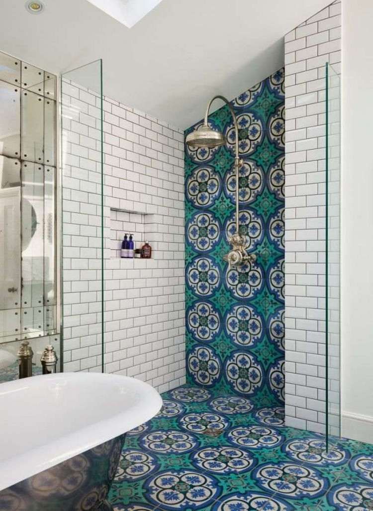 Douche avec mosaïque bleue