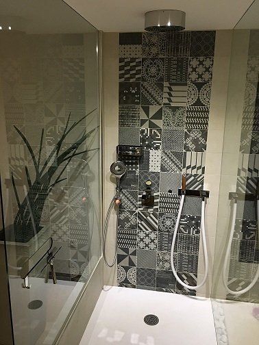 Douche avec mosaïque noire