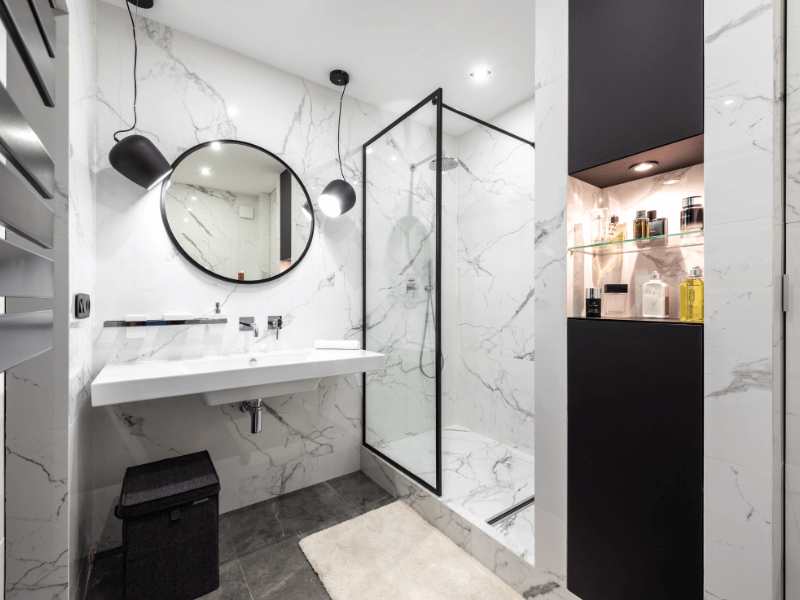 Salle de bain en marbre blanche et noire