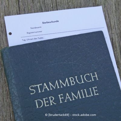 Blumenstrauß in Fokus Bestattungsgesellschaft in Kirch im Hintergrund