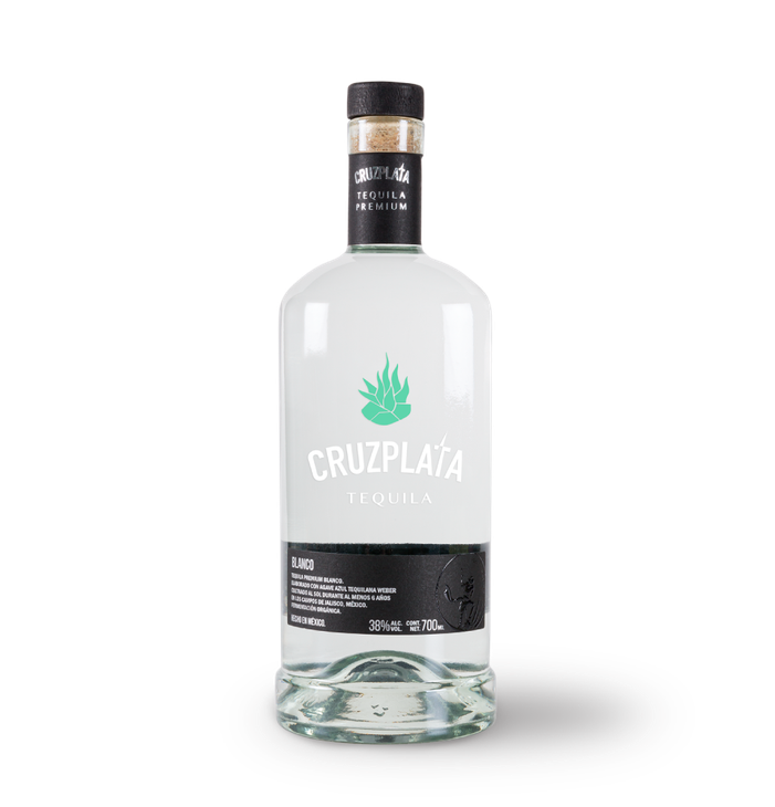 Una botella de tequila cruz plata sobre un fondo blanco.