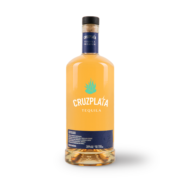 Una botella de tequila Cruz Plata sobre un fondo blanco.
