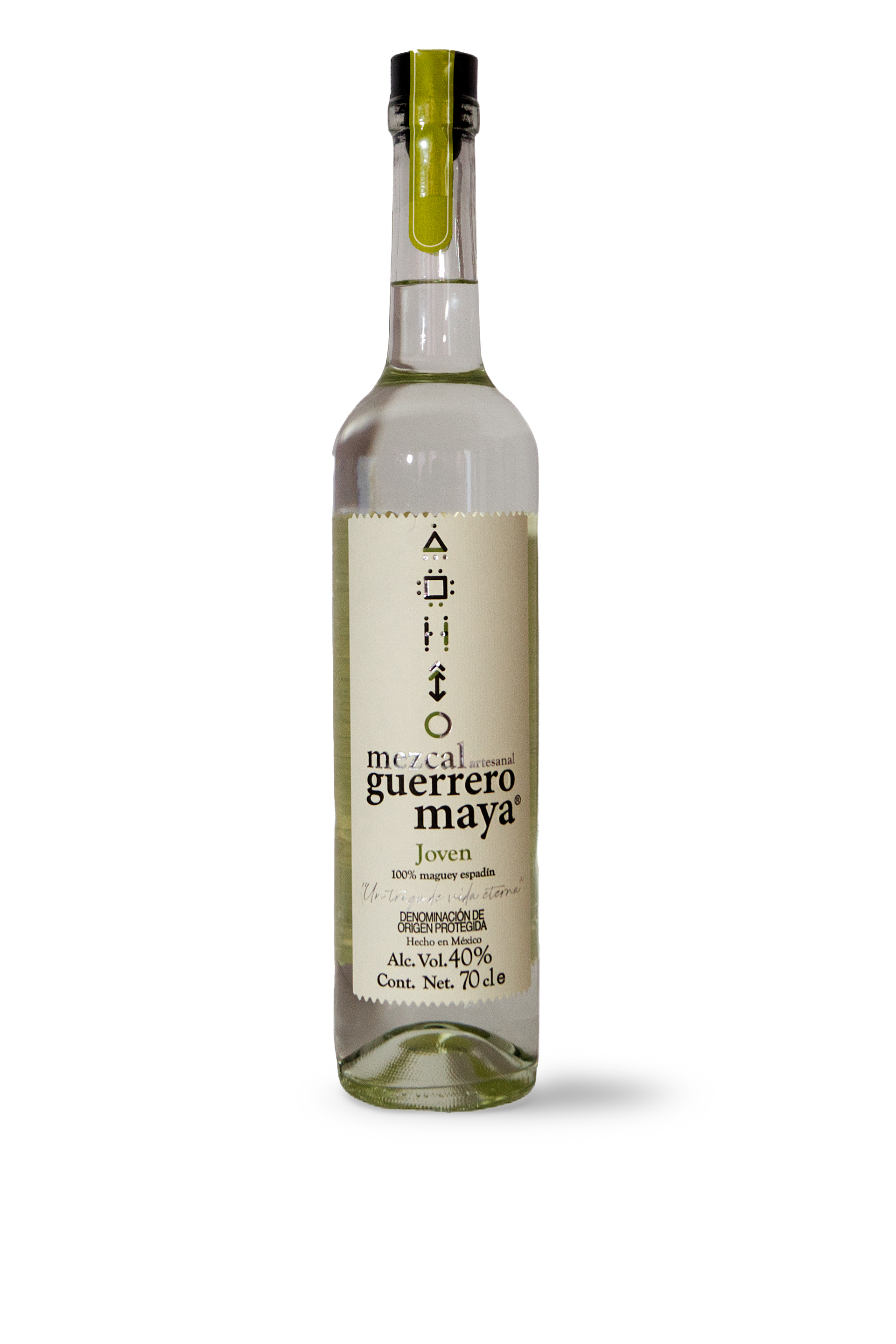 Una botella de alcohol con una etiqueta negra sobre un fondo blanco.