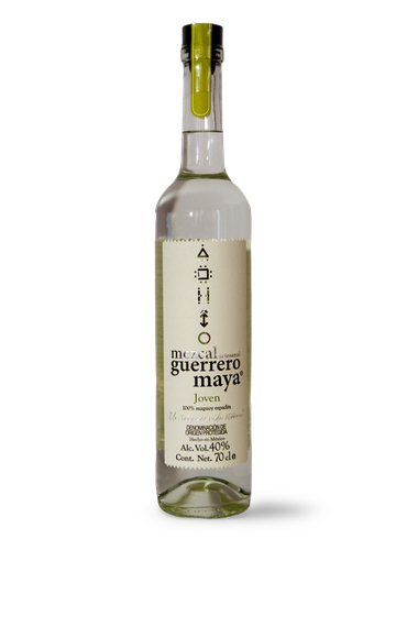 Una botella de alcohol con una etiqueta negra sobre un fondo blanco.