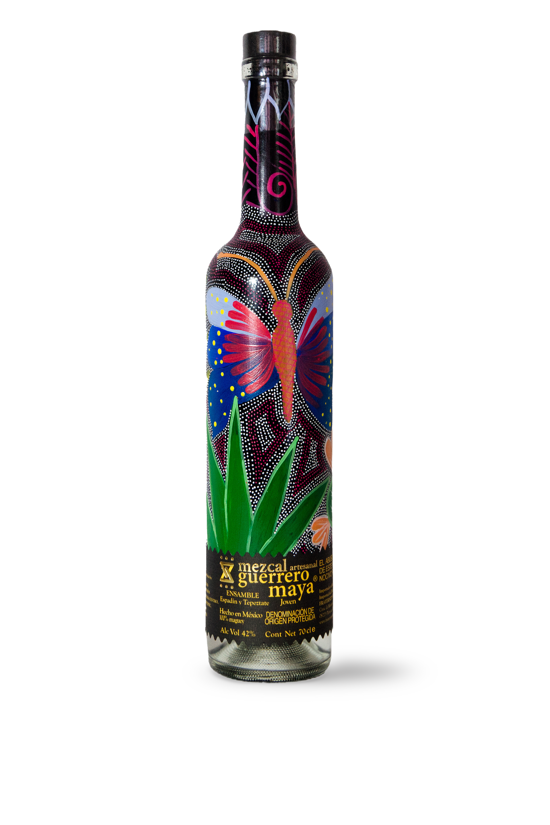 Una botella de tequila con una etiqueta verde sobre un fondo blanco.