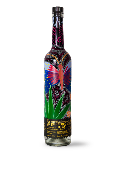 Una botella de tequila con una etiqueta verde sobre un fondo blanco.