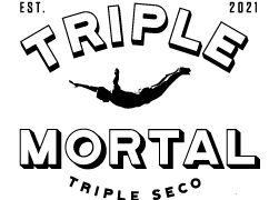 Un logotipo en blanco y negro para Triple Mortal con una persona cayendo al agua.