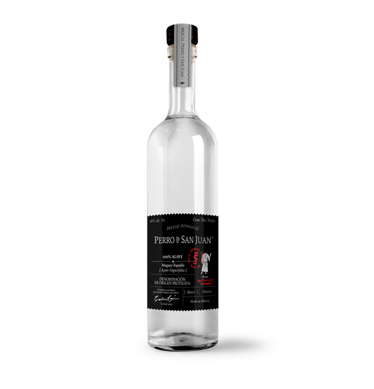 Una botella de alcohol con una etiqueta negra sobre un fondo blanco.