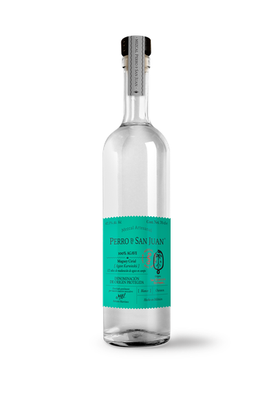 Una botella de tequila con una etiqueta verde sobre un fondo blanco.