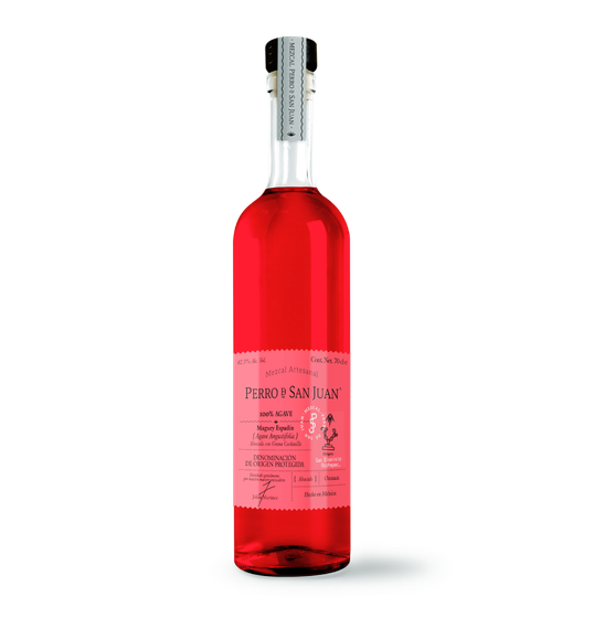 Una botella de líquido rojo con una etiqueta rosa sobre un fondo blanco.