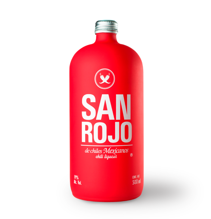 Una botella roja de San Rojo está sobre un fondo blanco.