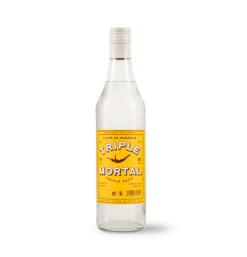 Una botella de Triple Mortal sobre un fondo blanco.