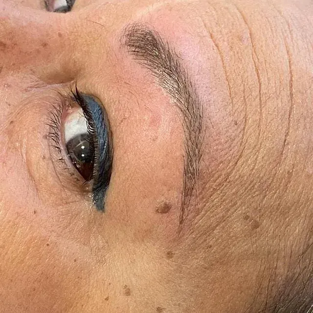 Un primer plano del ojo y las cejas de una mujer.
