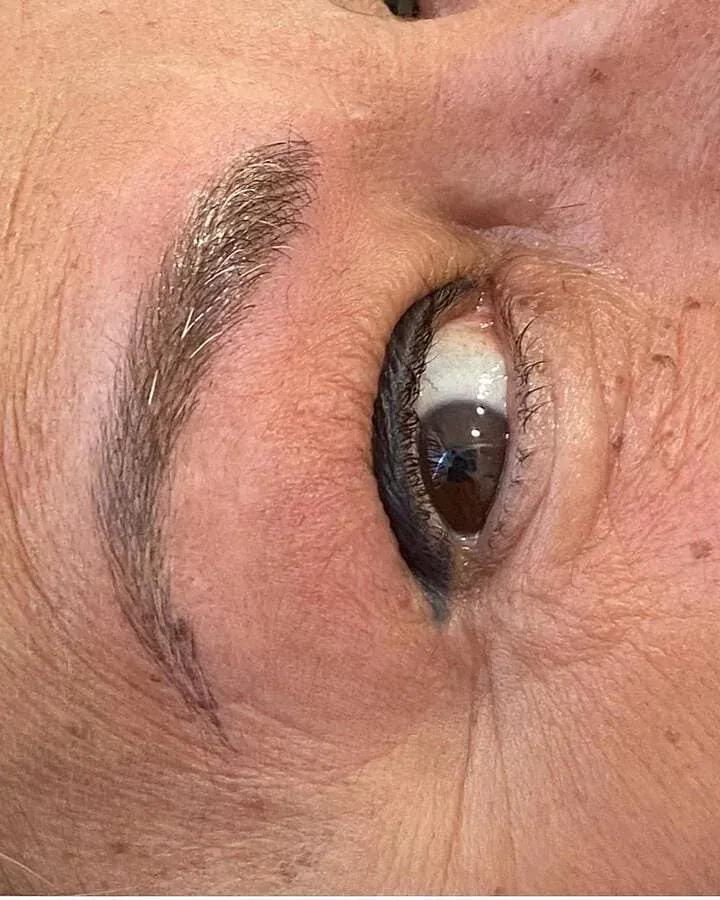 Un primer plano del ojo y las cejas de una mujer.