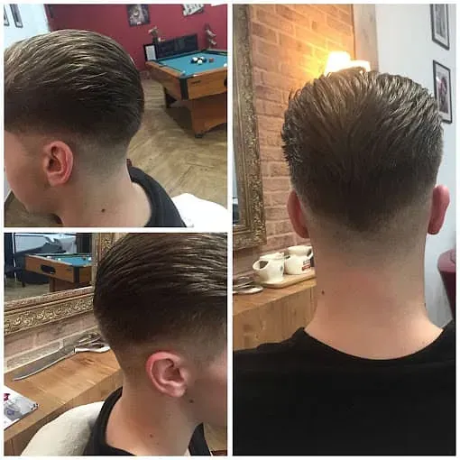 Un hombre se está cortando el pelo en una barbería.