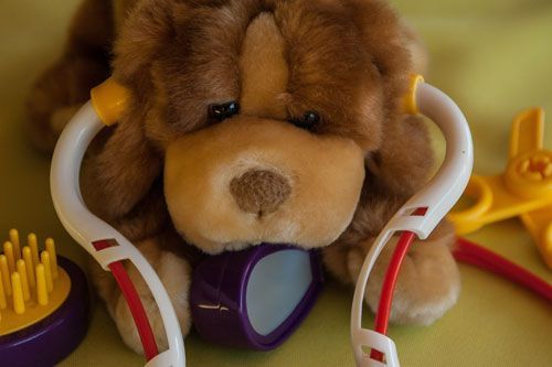 Ein Stofftier mit einem Stethoskop um den Hals