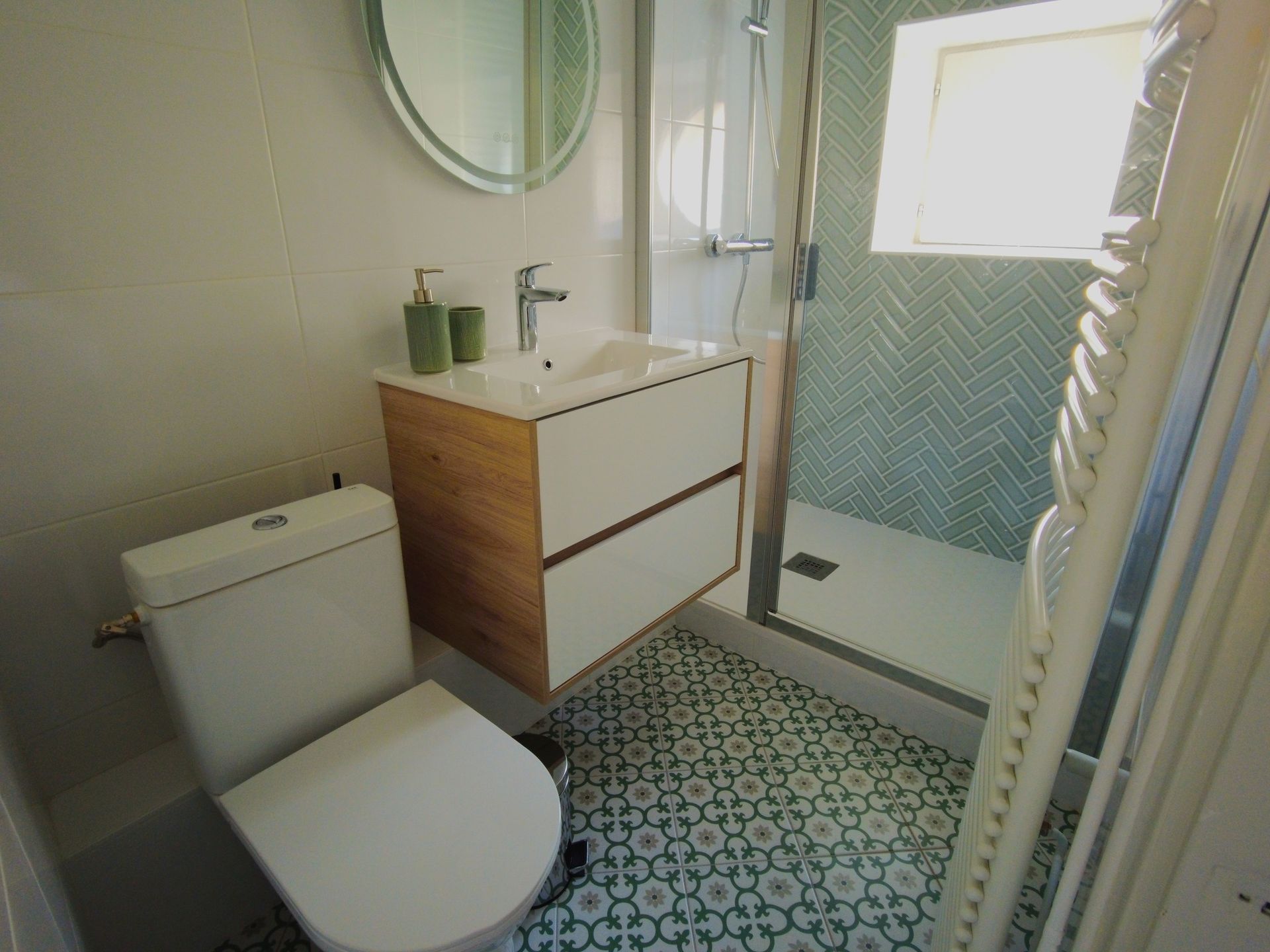 Salle d'eau avec des WC et une douche vitrée.