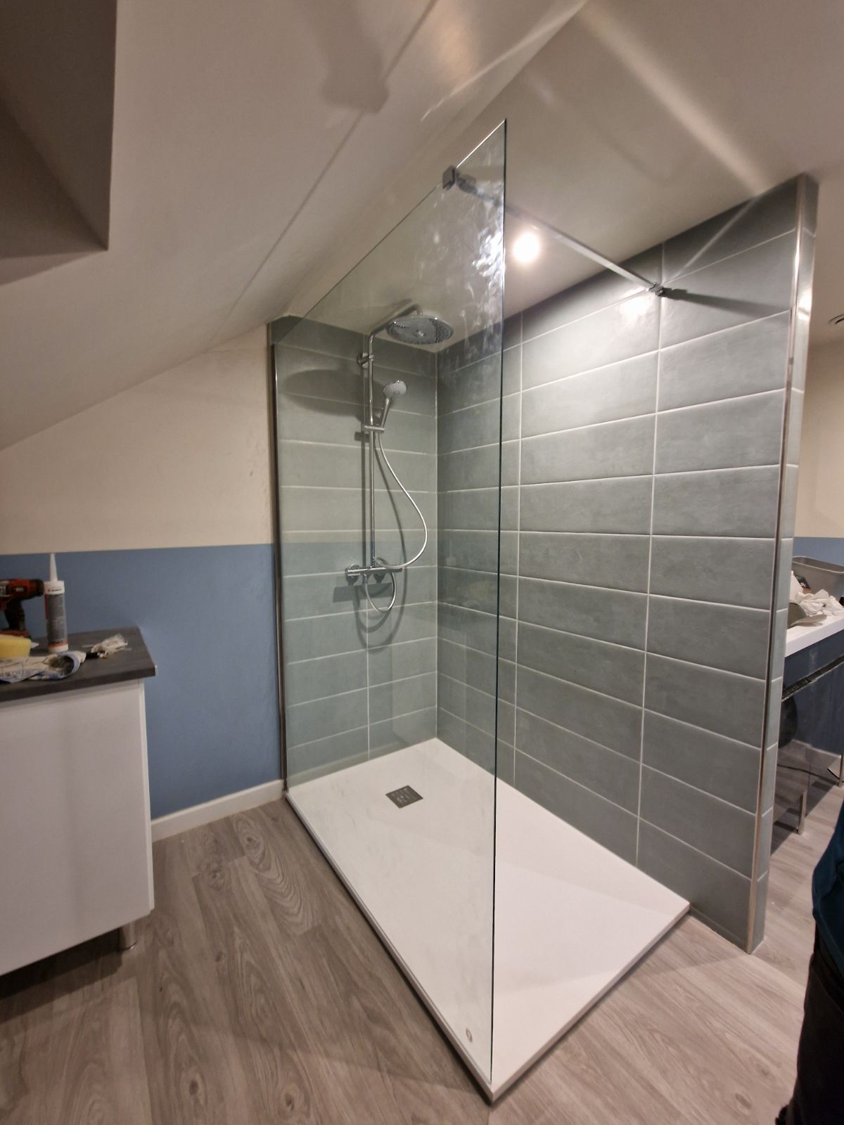 Une cabine de douche vitrée.