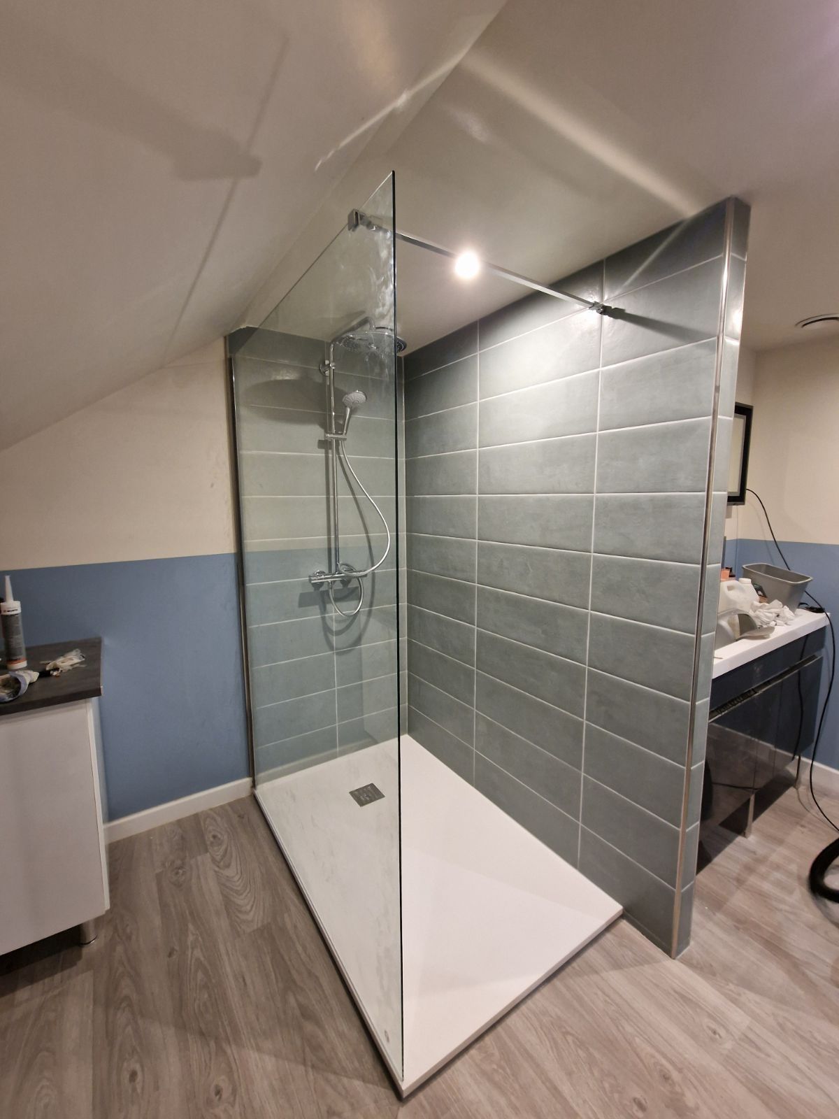 Rénovation de plomberie et cabine de douche.
