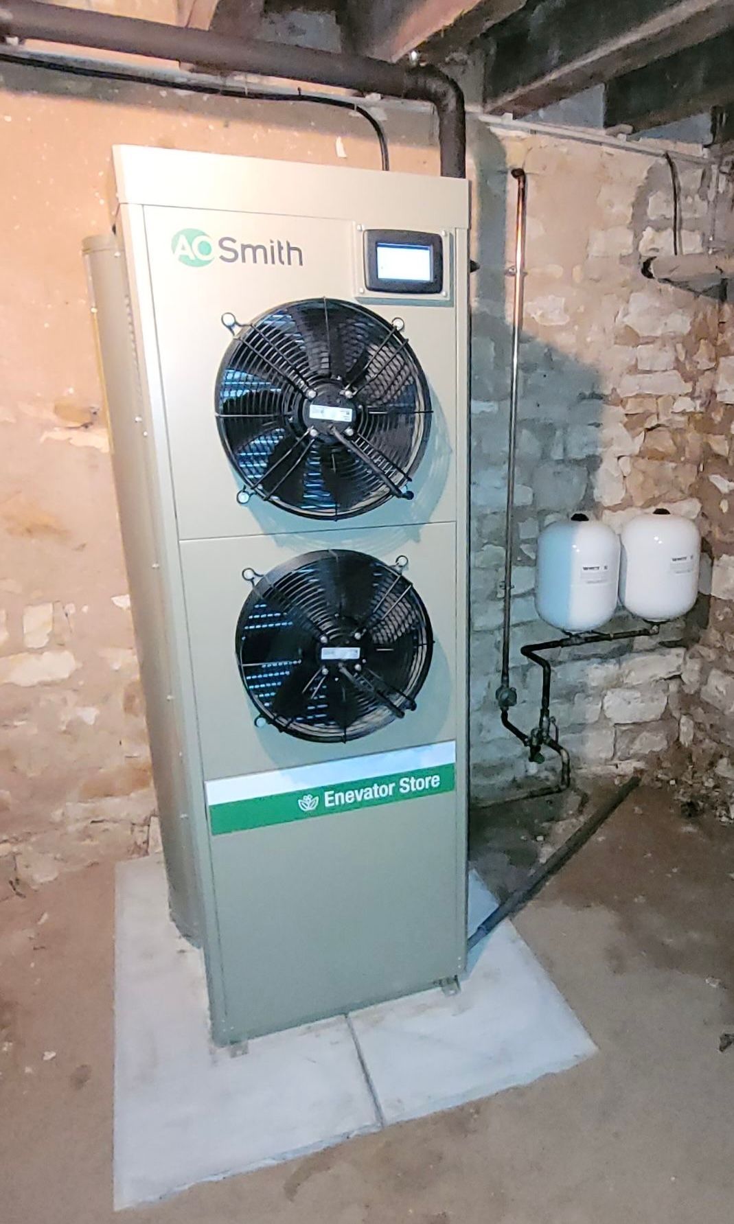Une pompe à chaleur dans un local technique.