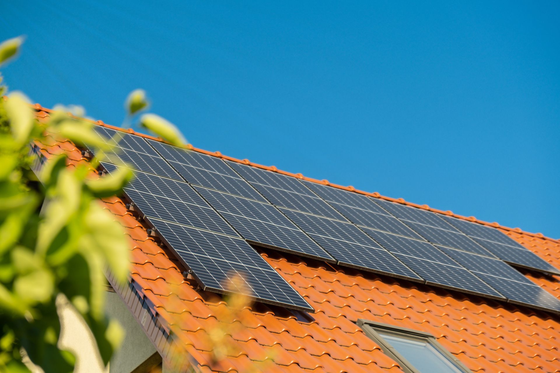 Panneaux solaires sur la toiture d'une maison.