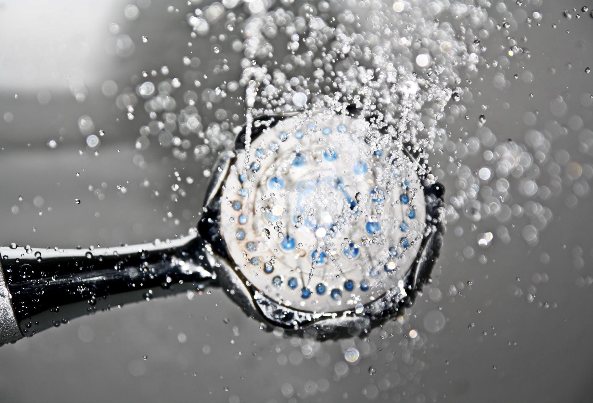 Une pomme de douche en train de fonctionner.