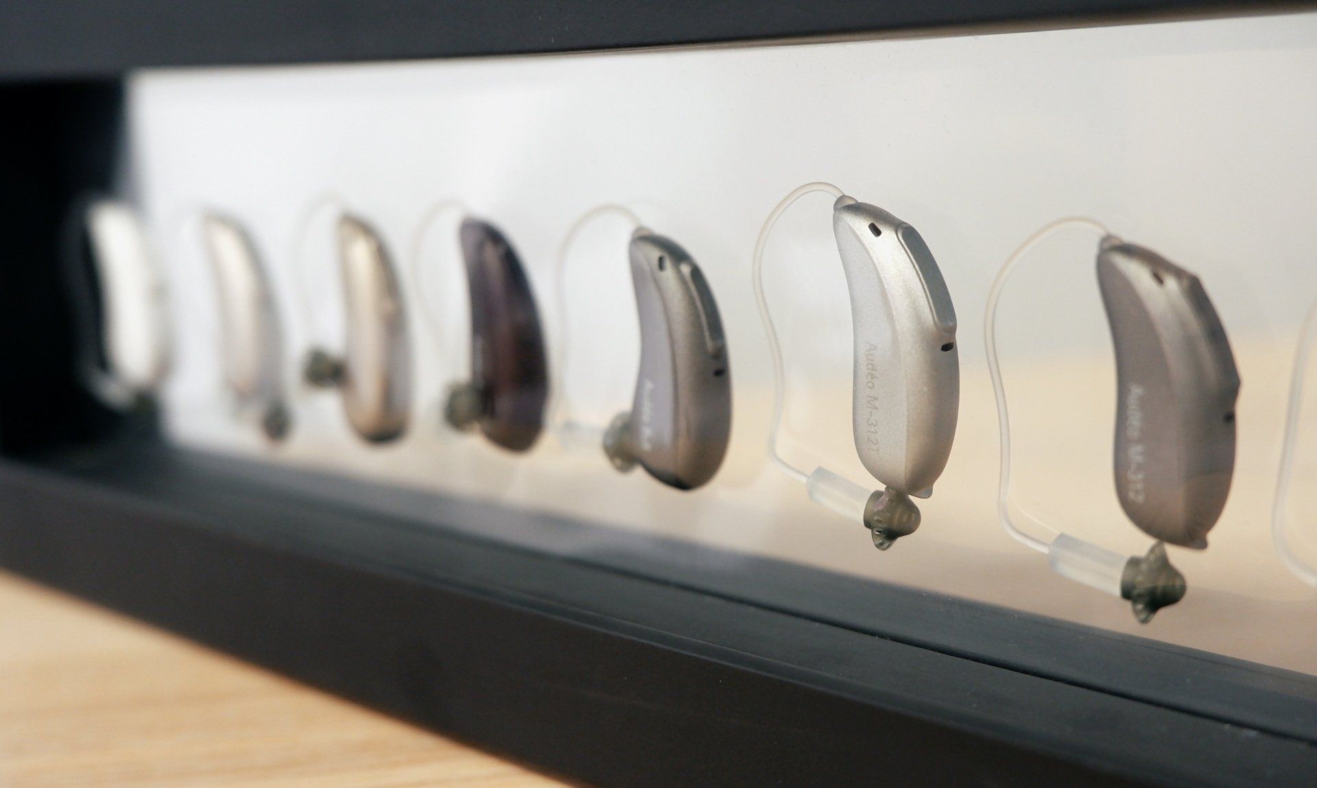 Photo de 4 prothèses auditives