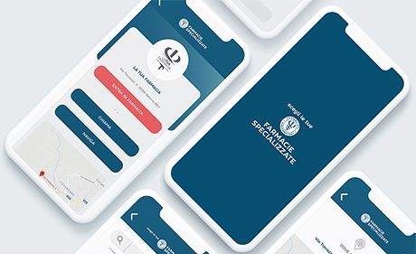 Screenshot di un'app mobile su più smartphone. Combinazione di colori blu e bianco. Il logo dell'app è centrato.