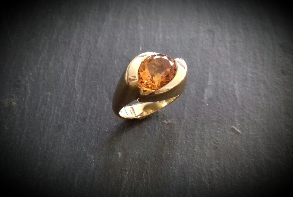 Bague dorée pierre précieuse