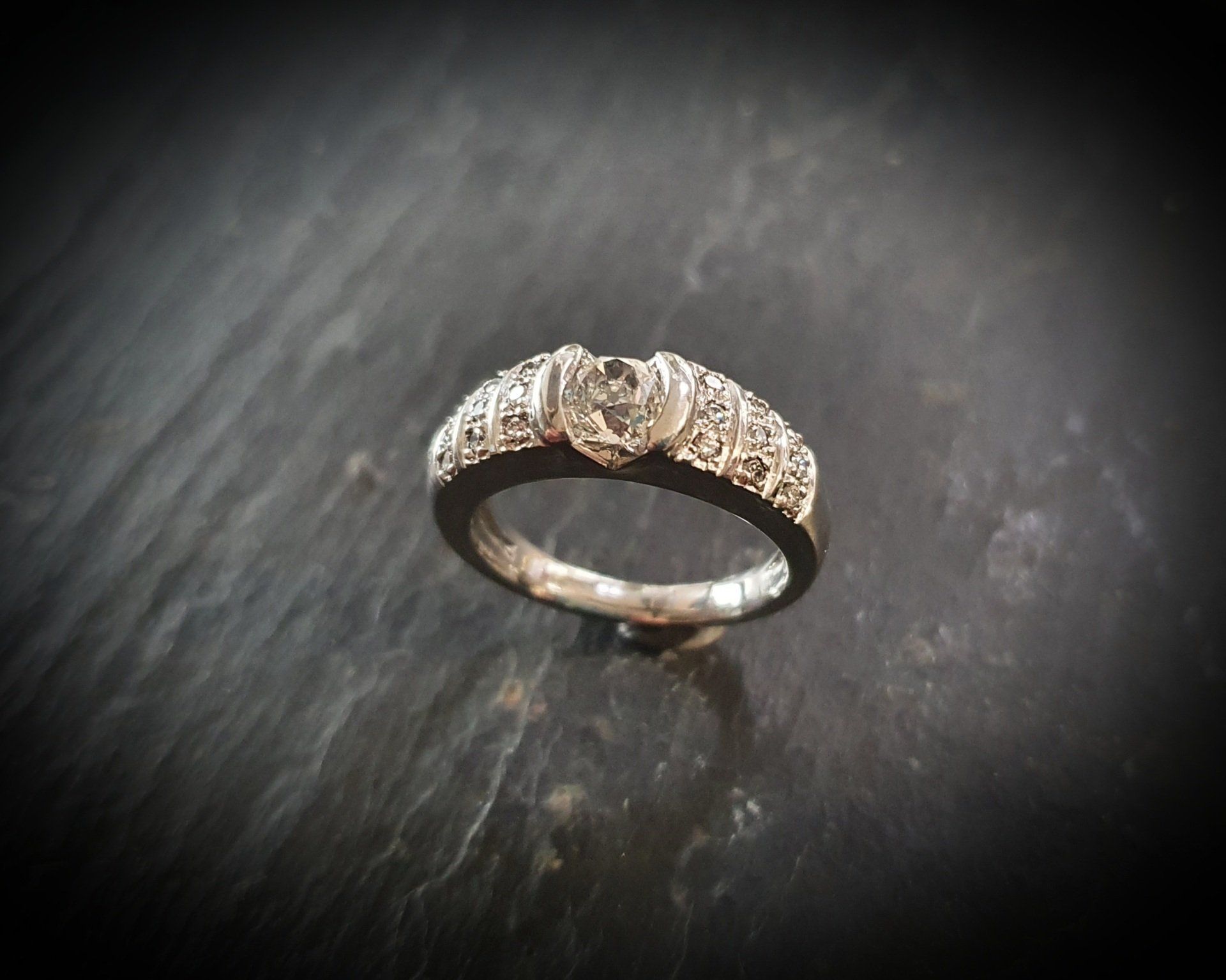 Bague avec pierre précieuse