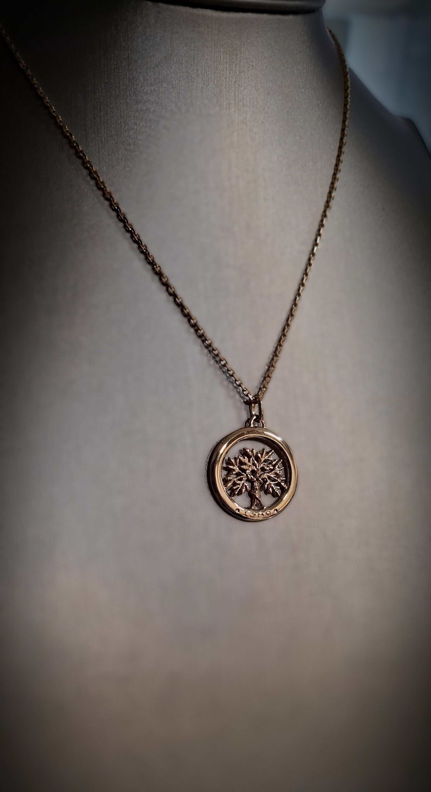 Collier insigne arbre