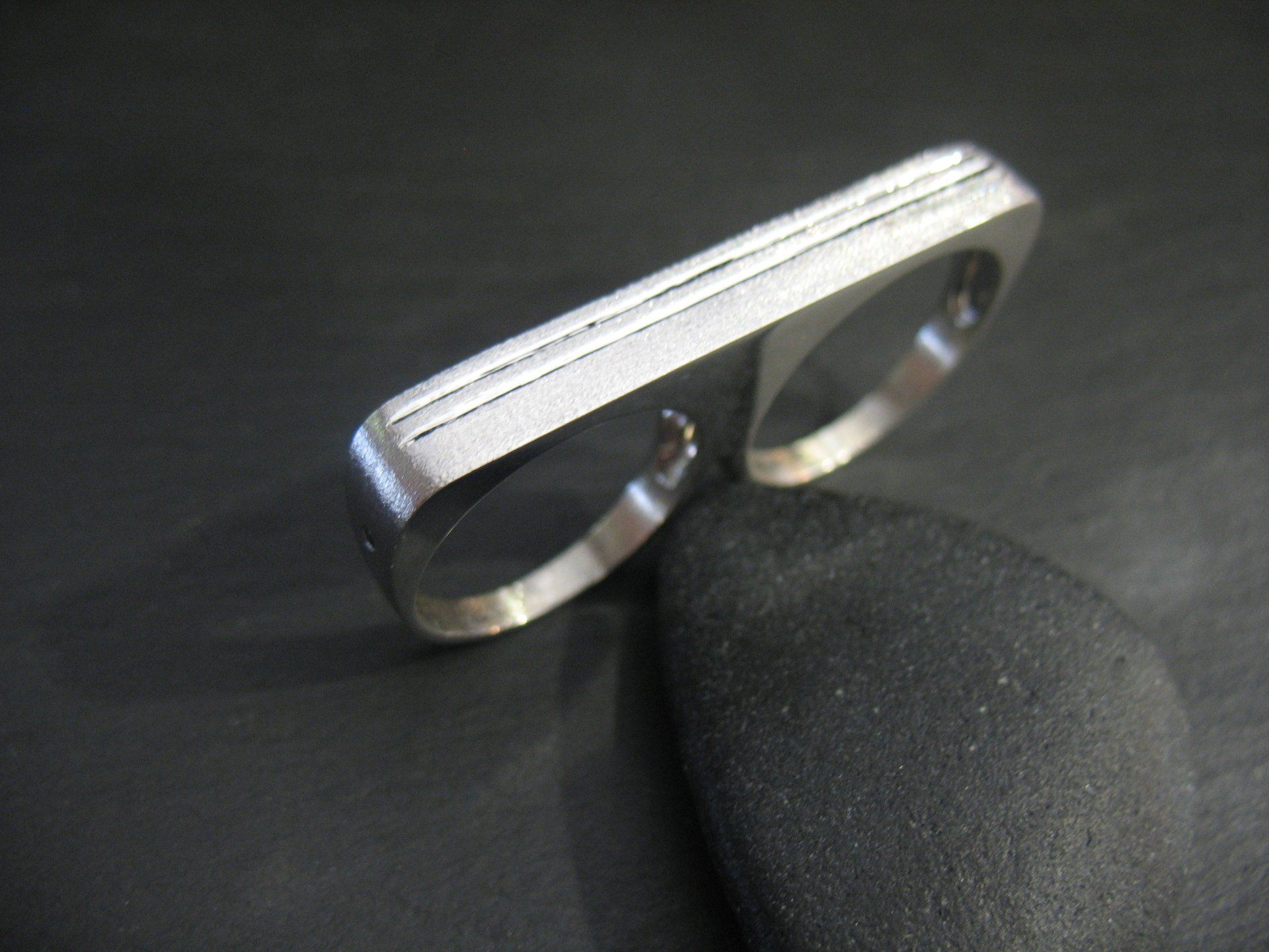 Bague à deux doigts