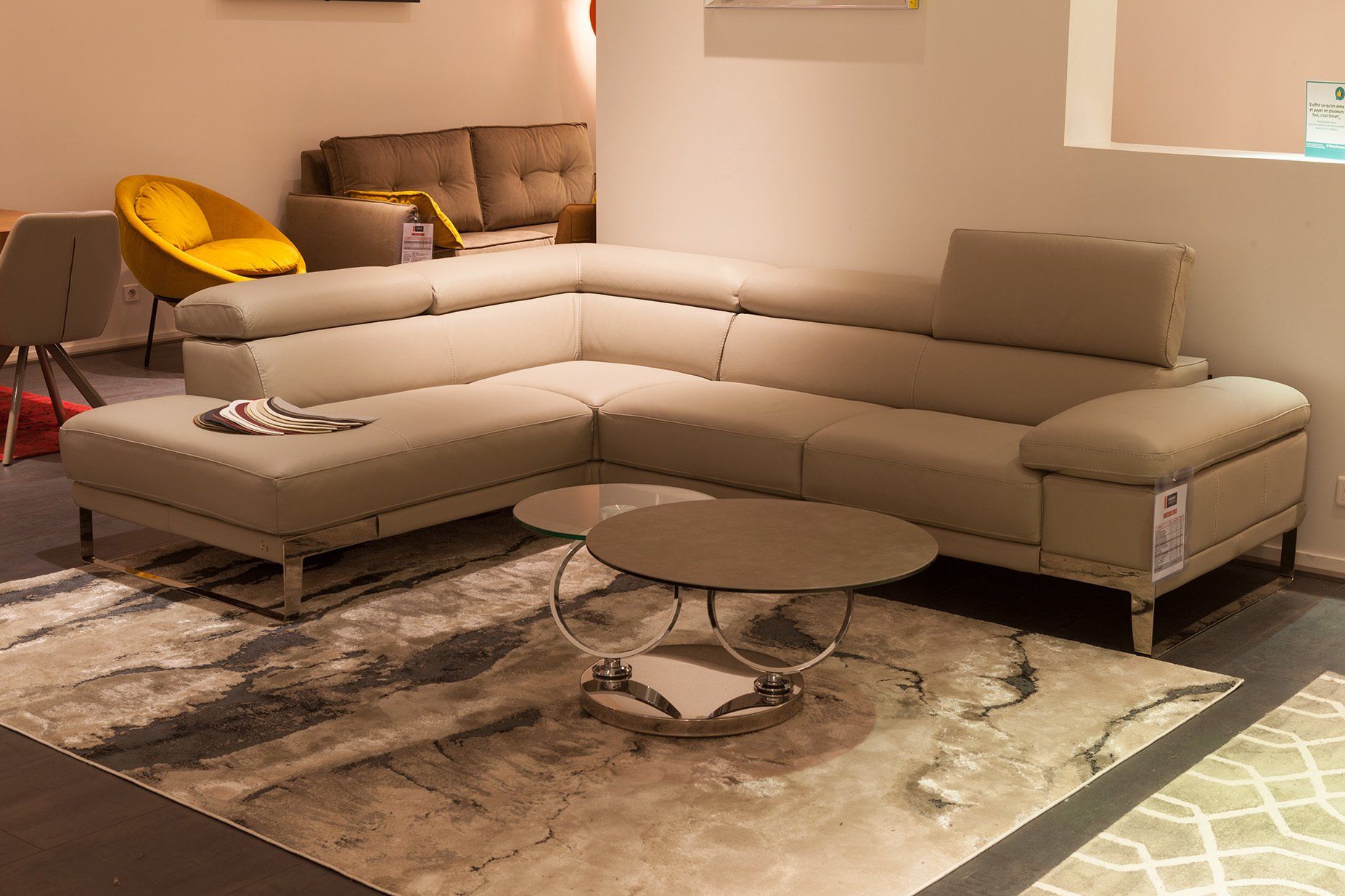 Canapé beige avec une tétière sur-élevée et table basse ronde