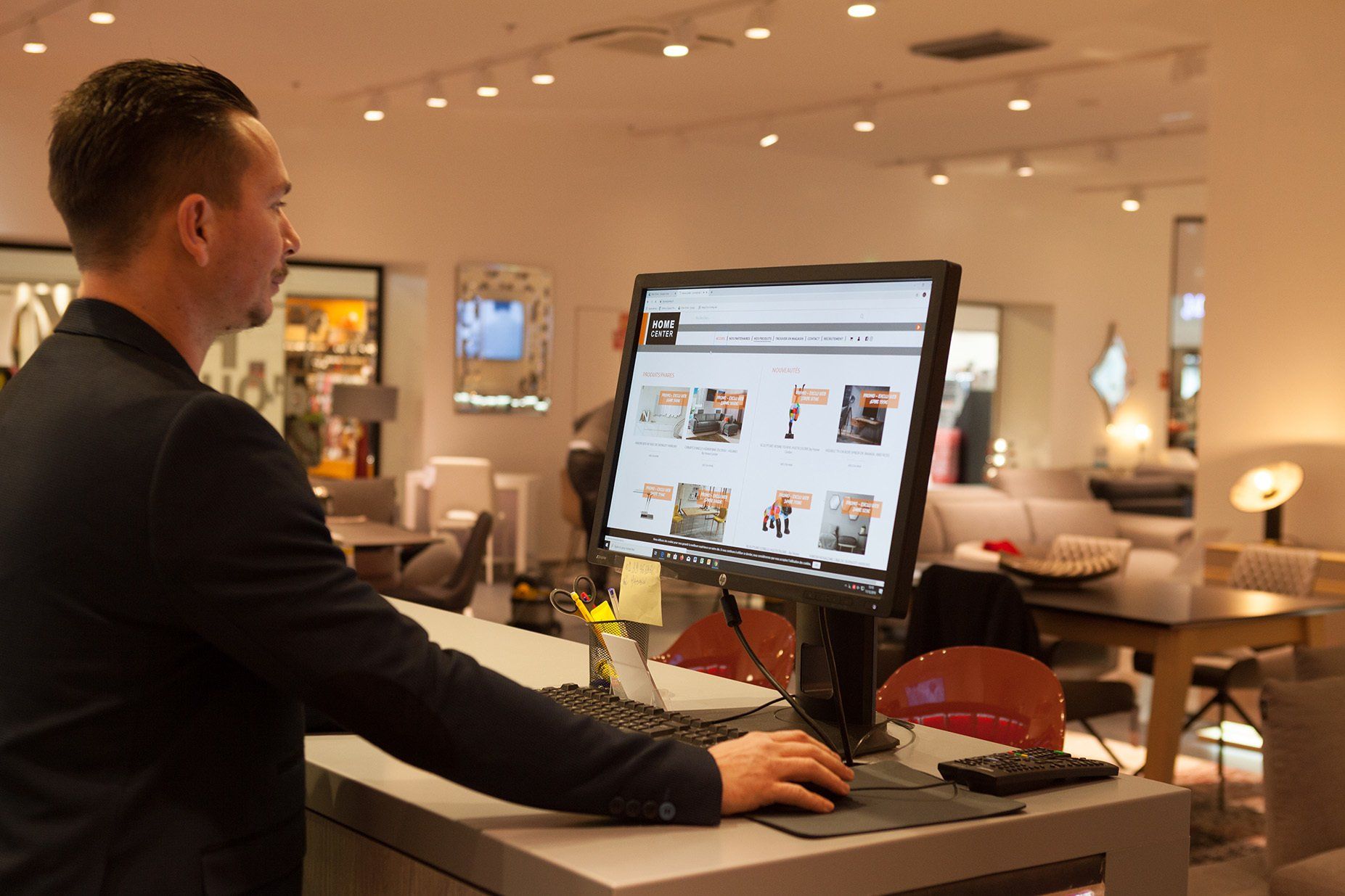 Employé en train de consulter un écran ordinateur