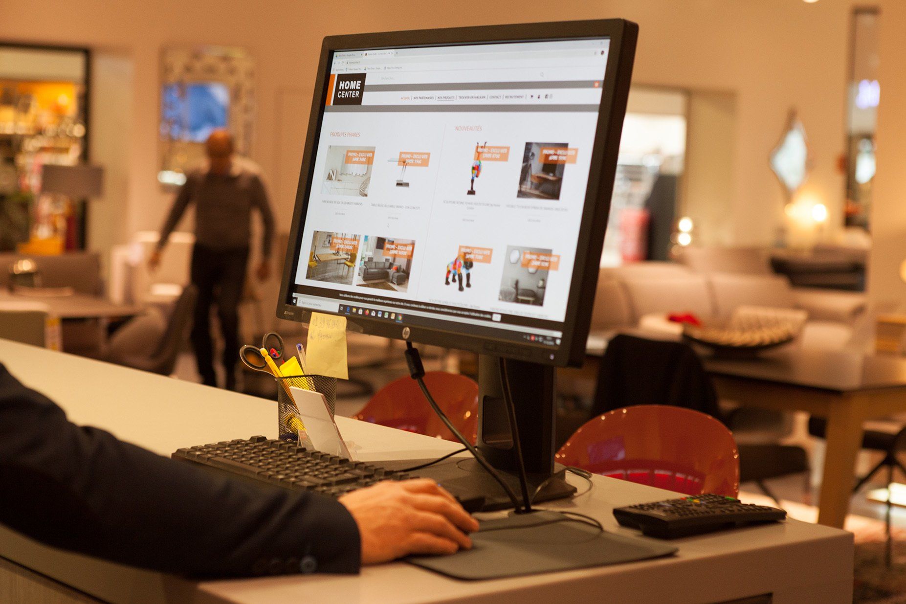 Gos plan sur la main tenant une souris d'ordinateur et un écran d'ordinateur de produits de décoration