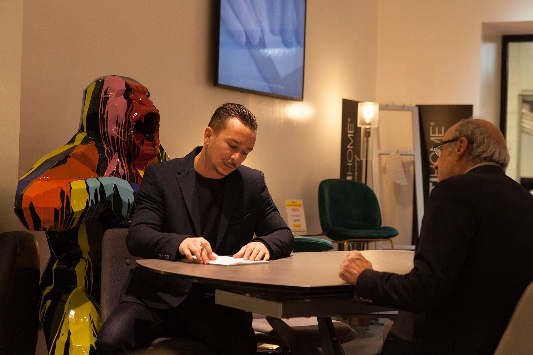 Conseiller face à un client, tous les deux assis à une table