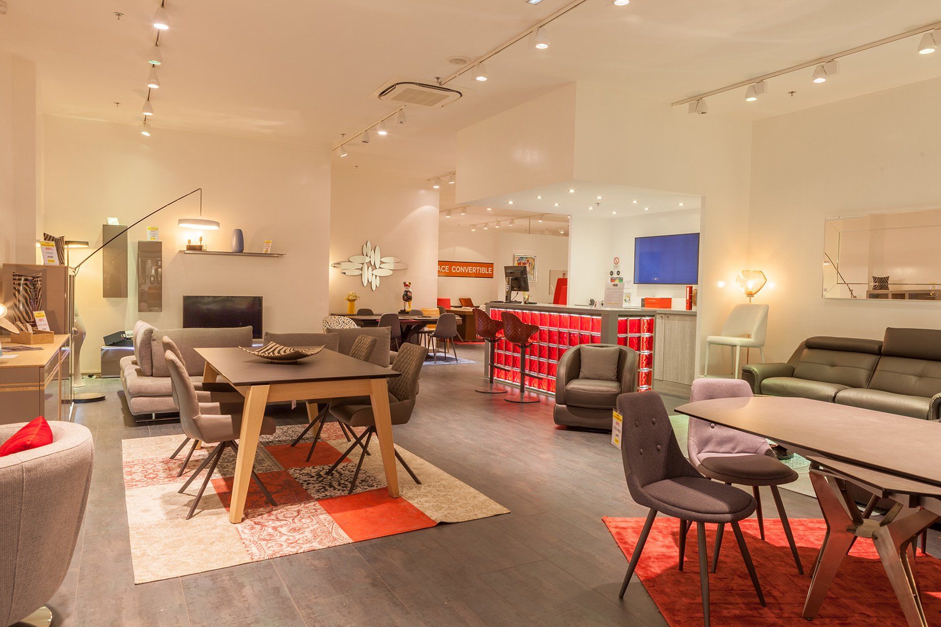 Photo de deux représentations de salle à manger dans magasin