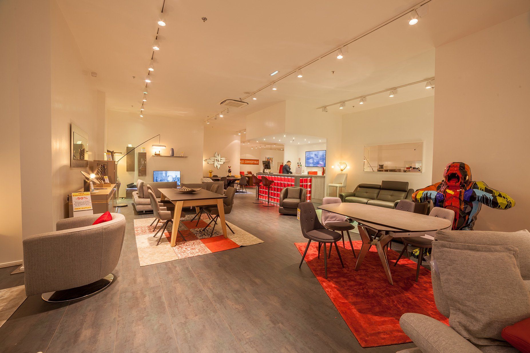 Photo du magasin home center avec différentes présentations de salle à manger