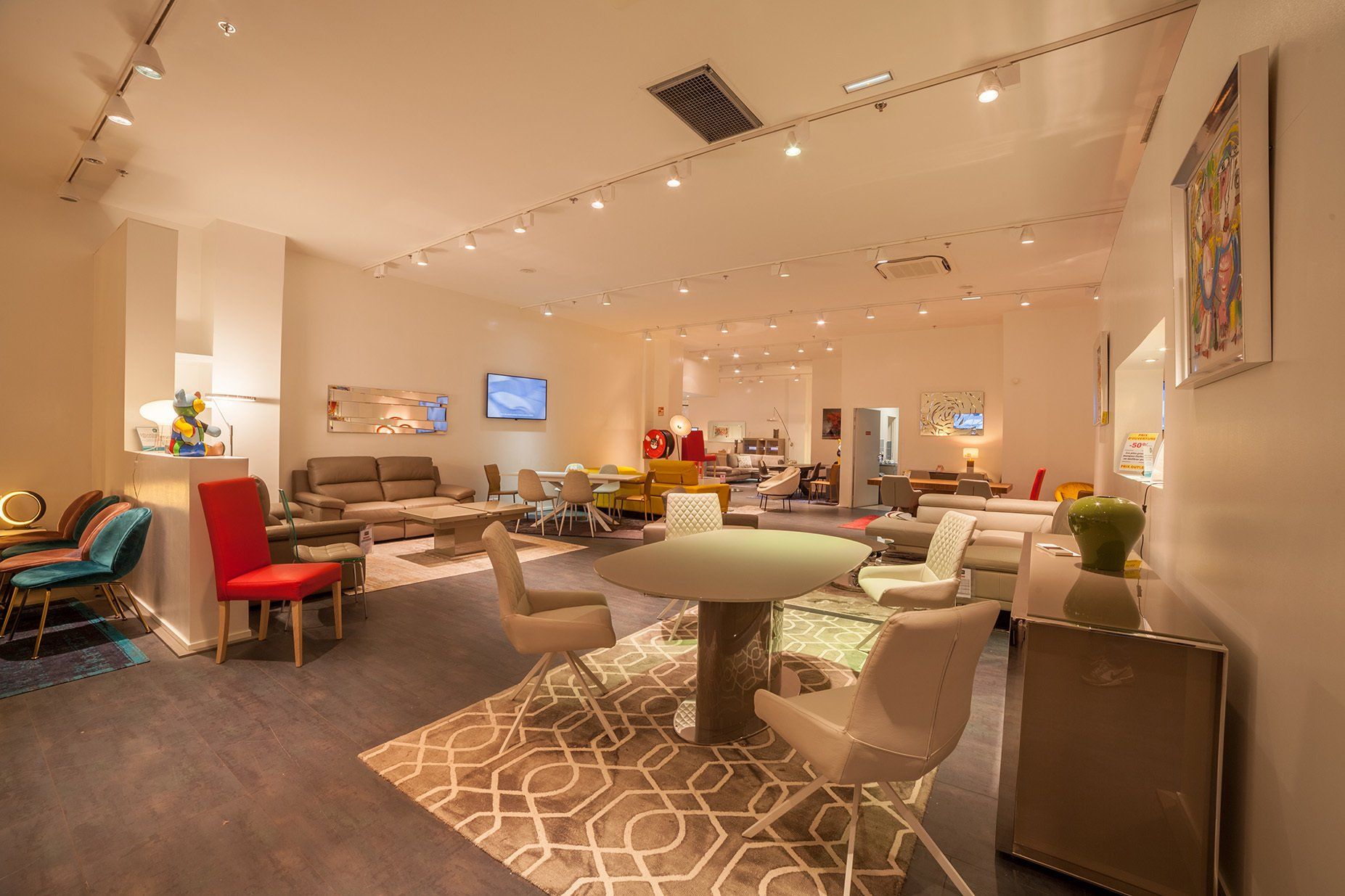 Photo panomarique du magasin avec salle à manger, avec table, chaises et buffet