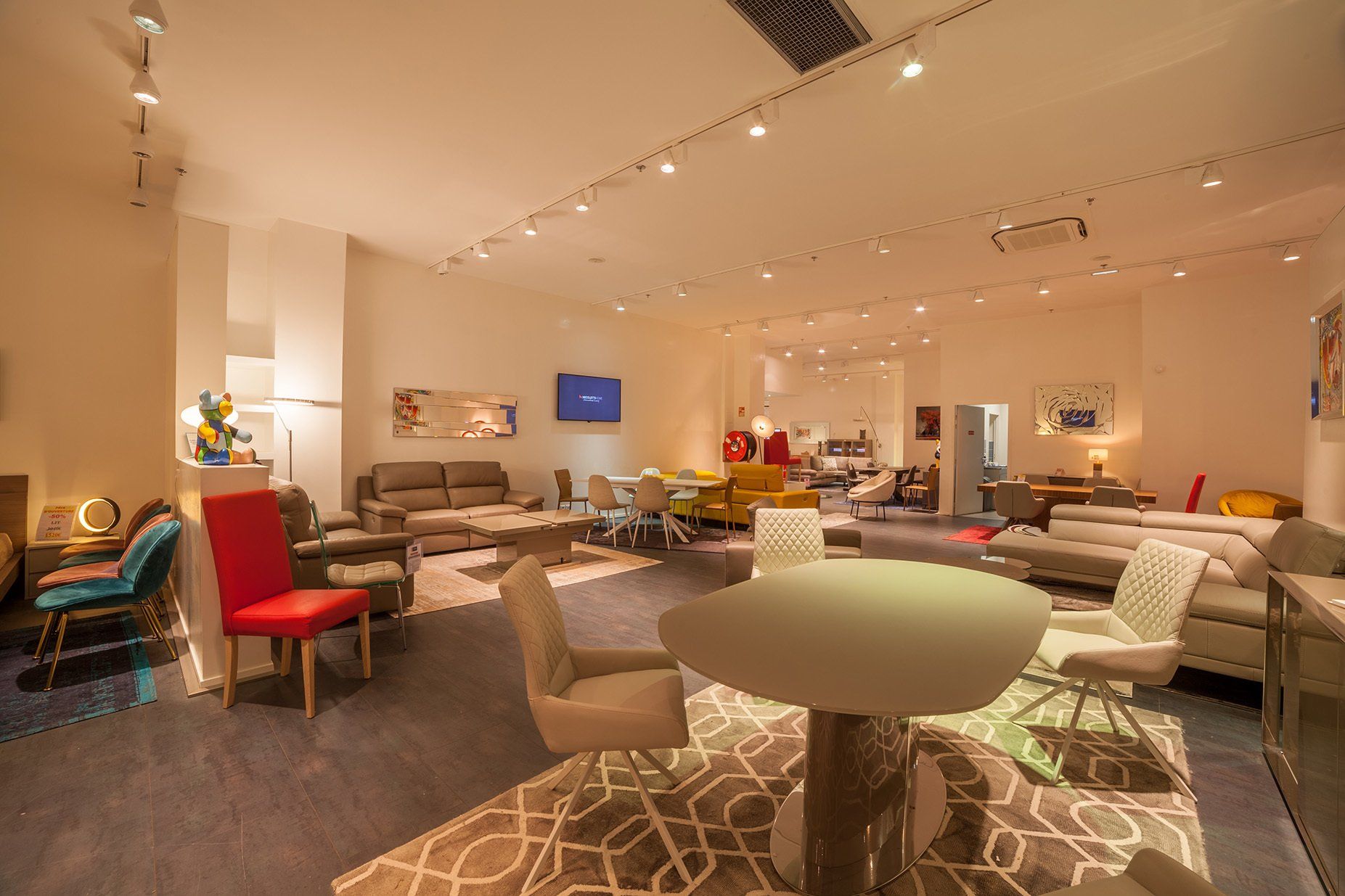 Photo panoramique du magasin Home Center avec une chaise rouge