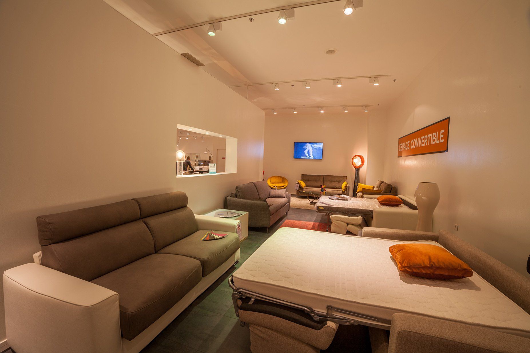 Salon avec canapé Trois places et grande table basse en céramique