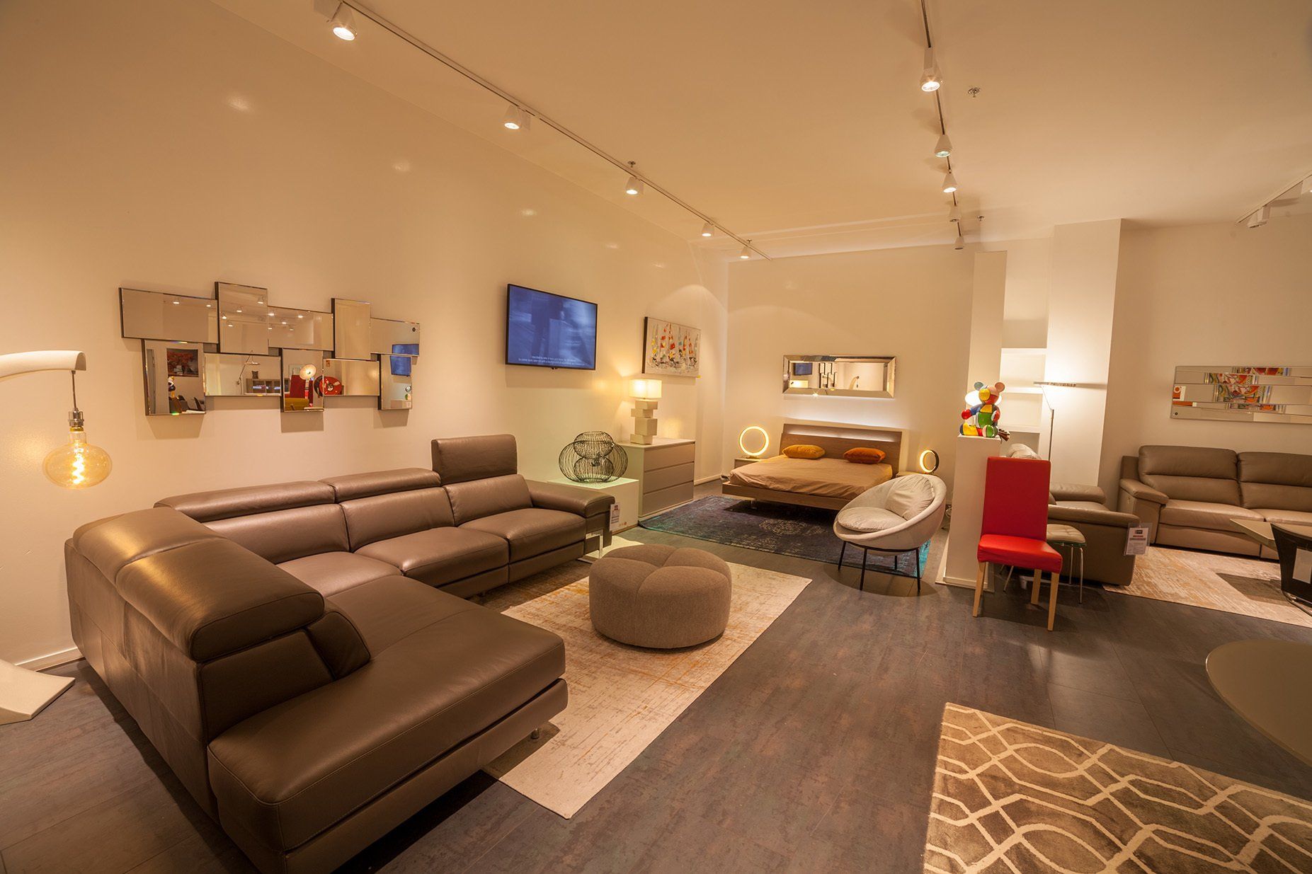 Canapé d'angle en cuir marron foncé avec un pouf pour faire office de table basse