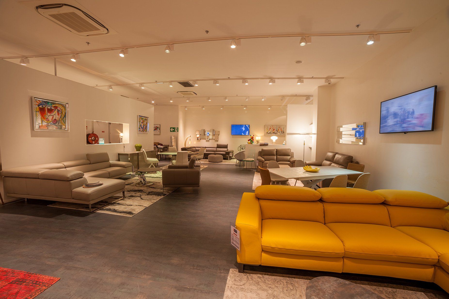 Photo panoramique du magasin Home Center avec canapé jaune moutarde