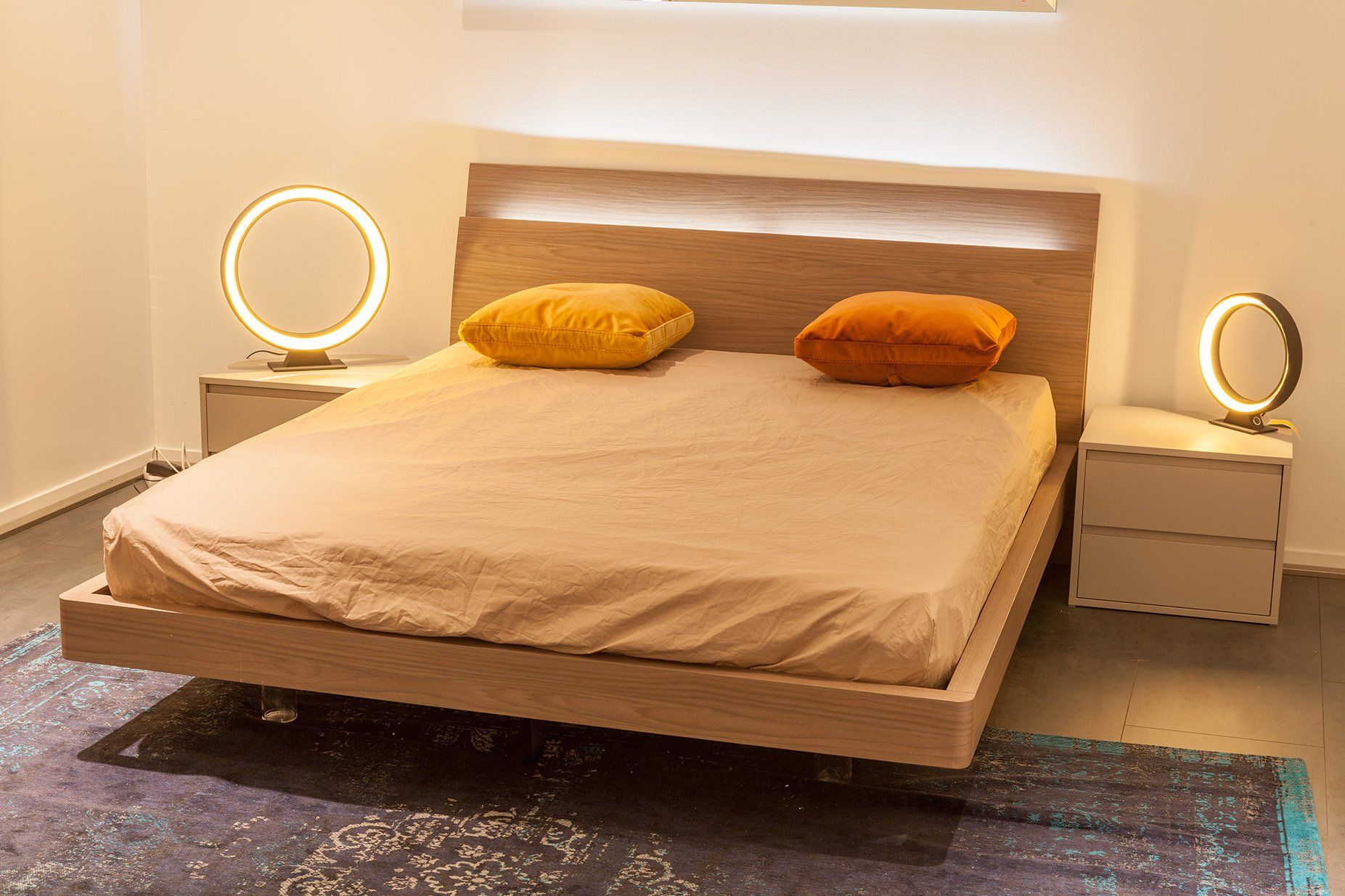 Lit en bois surélevé avec luminaire intégré