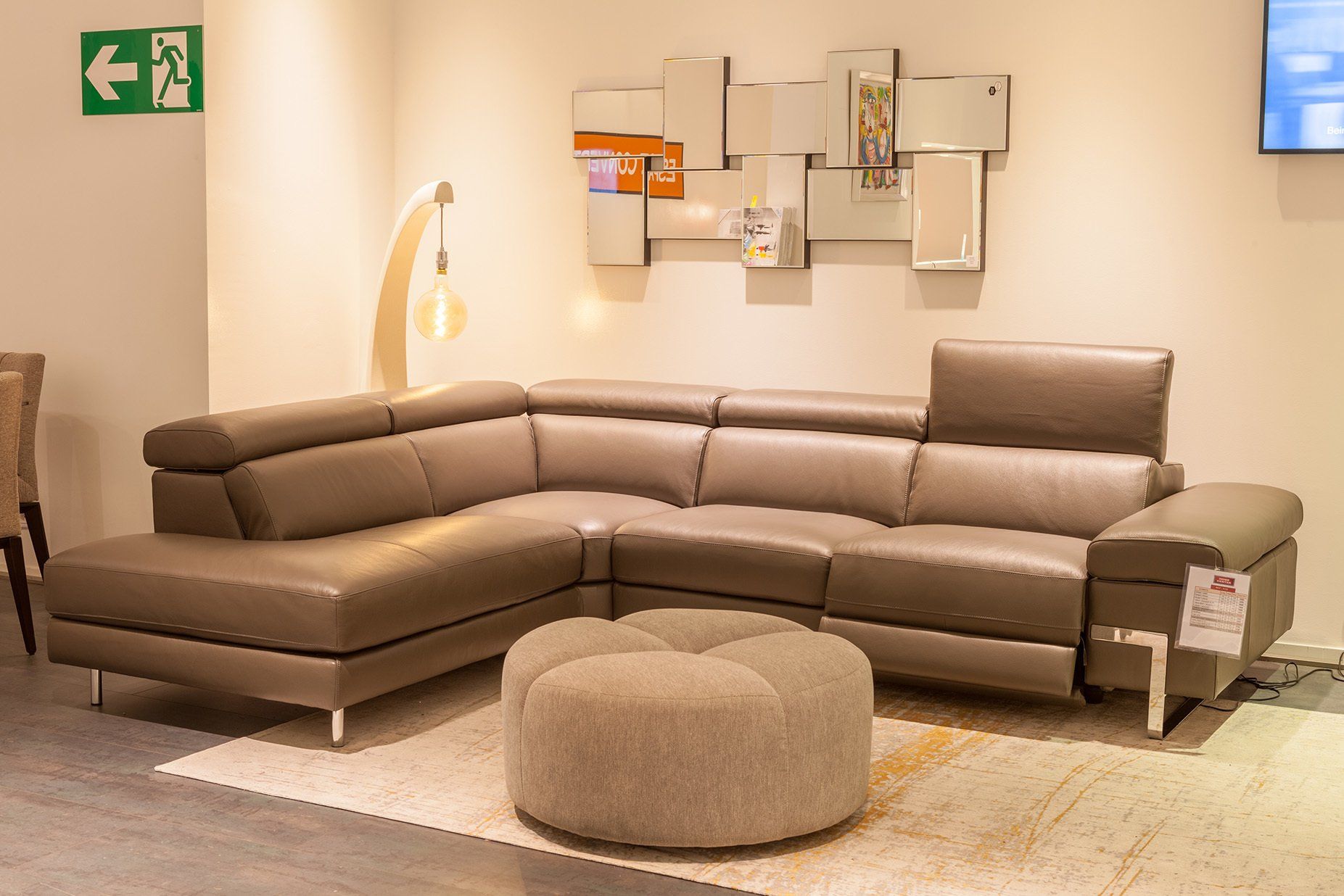 Canapé d'angle en cuir marron avec tapis et pouf