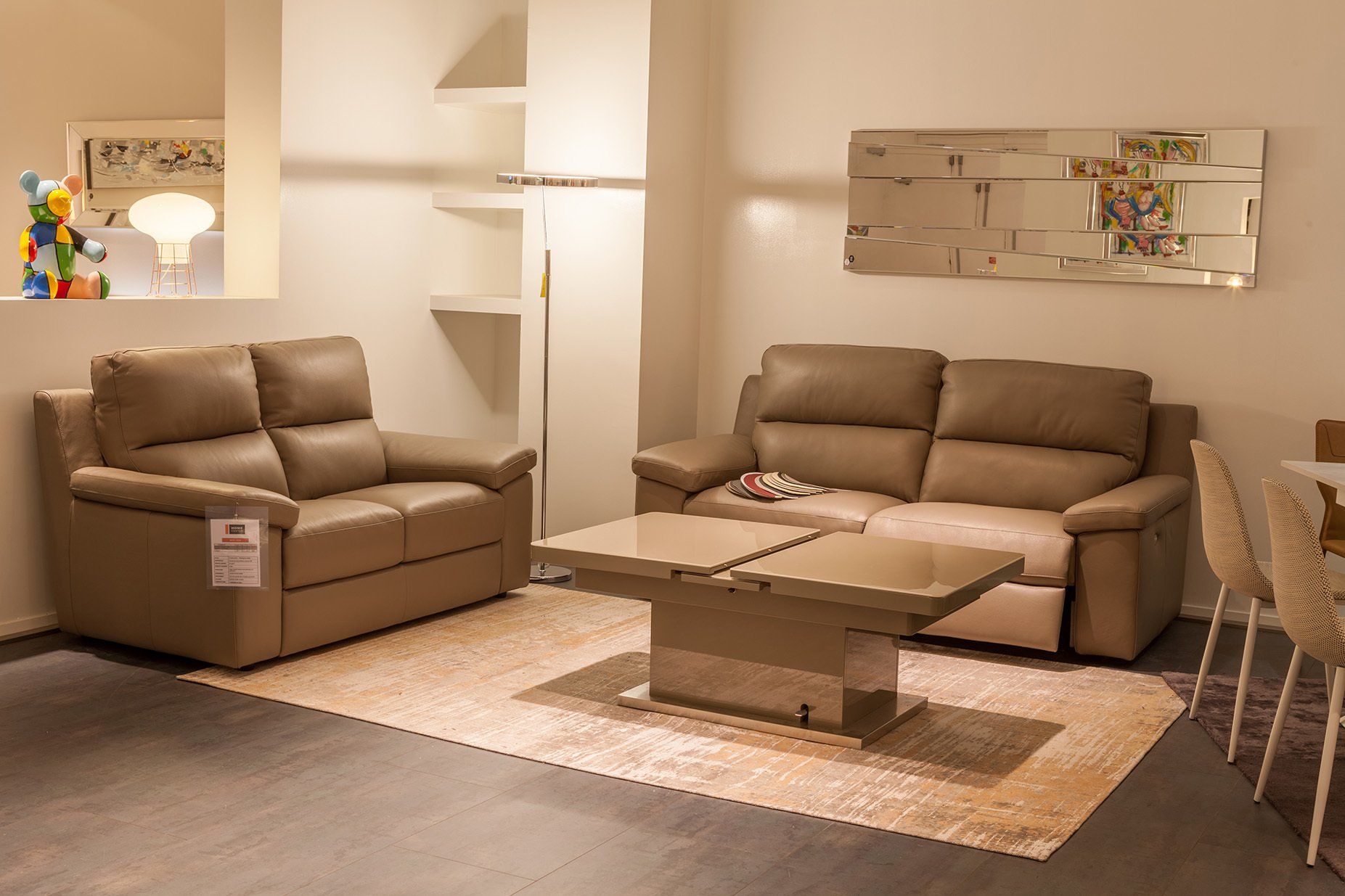 Deux canapés en diagonale, en cuir marron