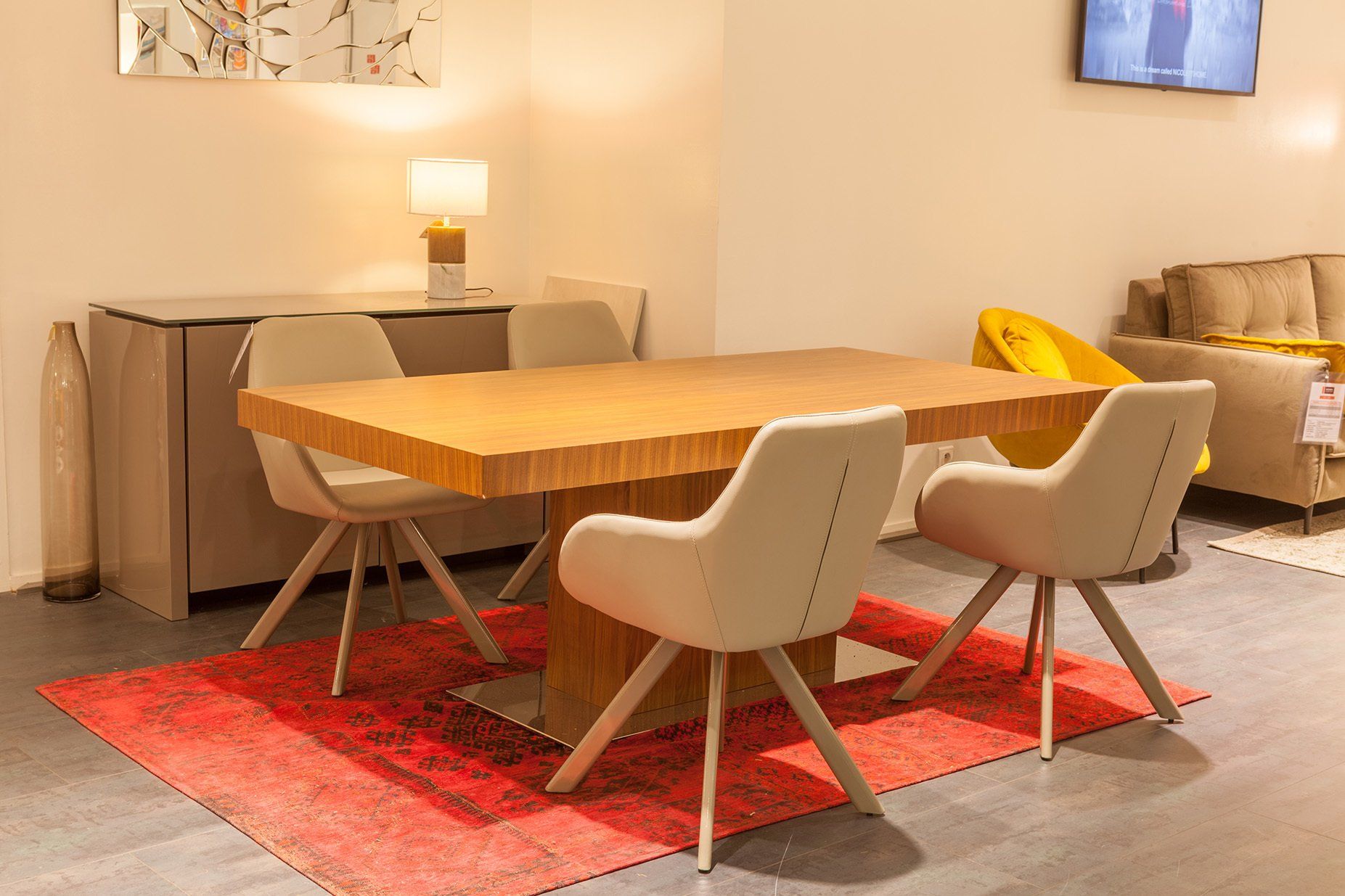 Table en bois massif avec pied centrale et quatre chaises rembourrées