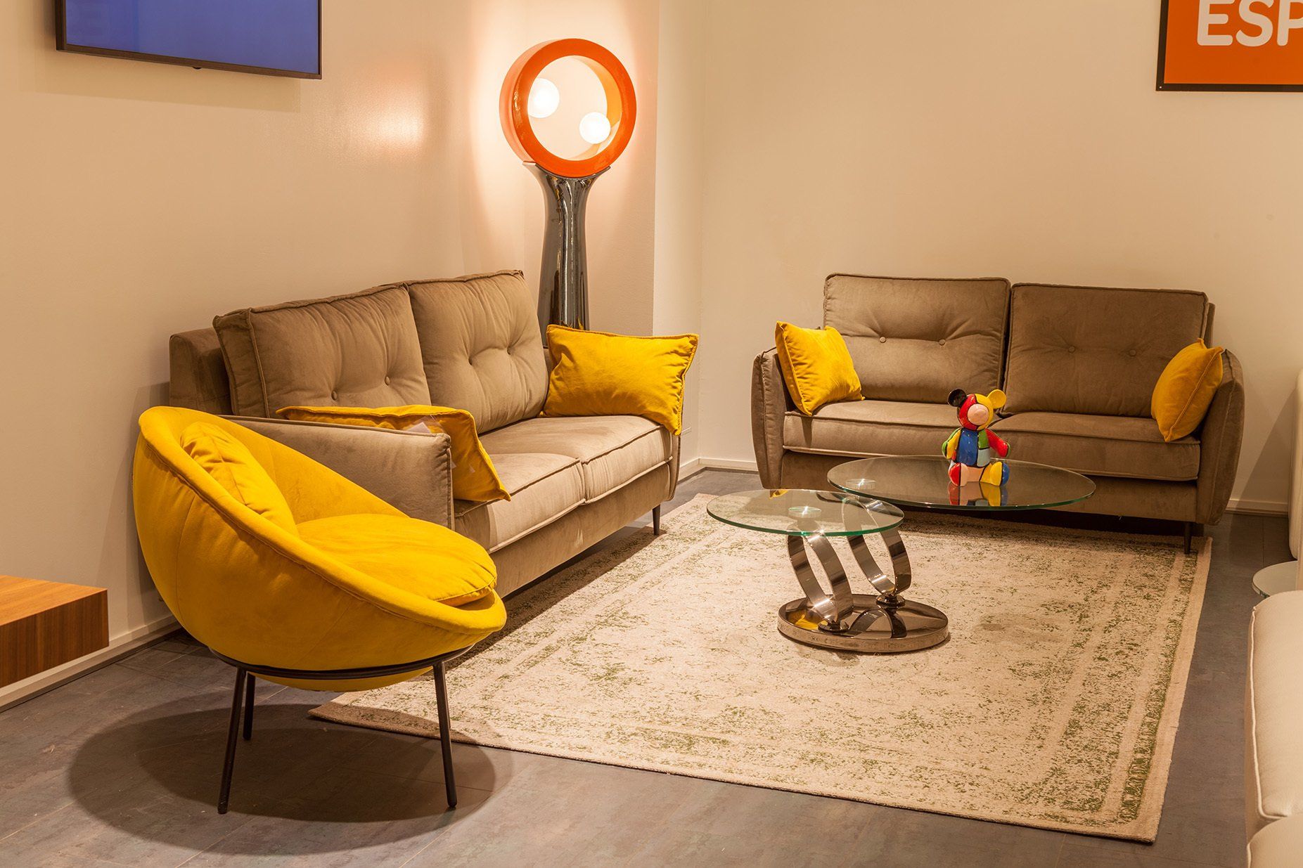 Deux canapés en tissu et remboursés avec fauteuil jaune