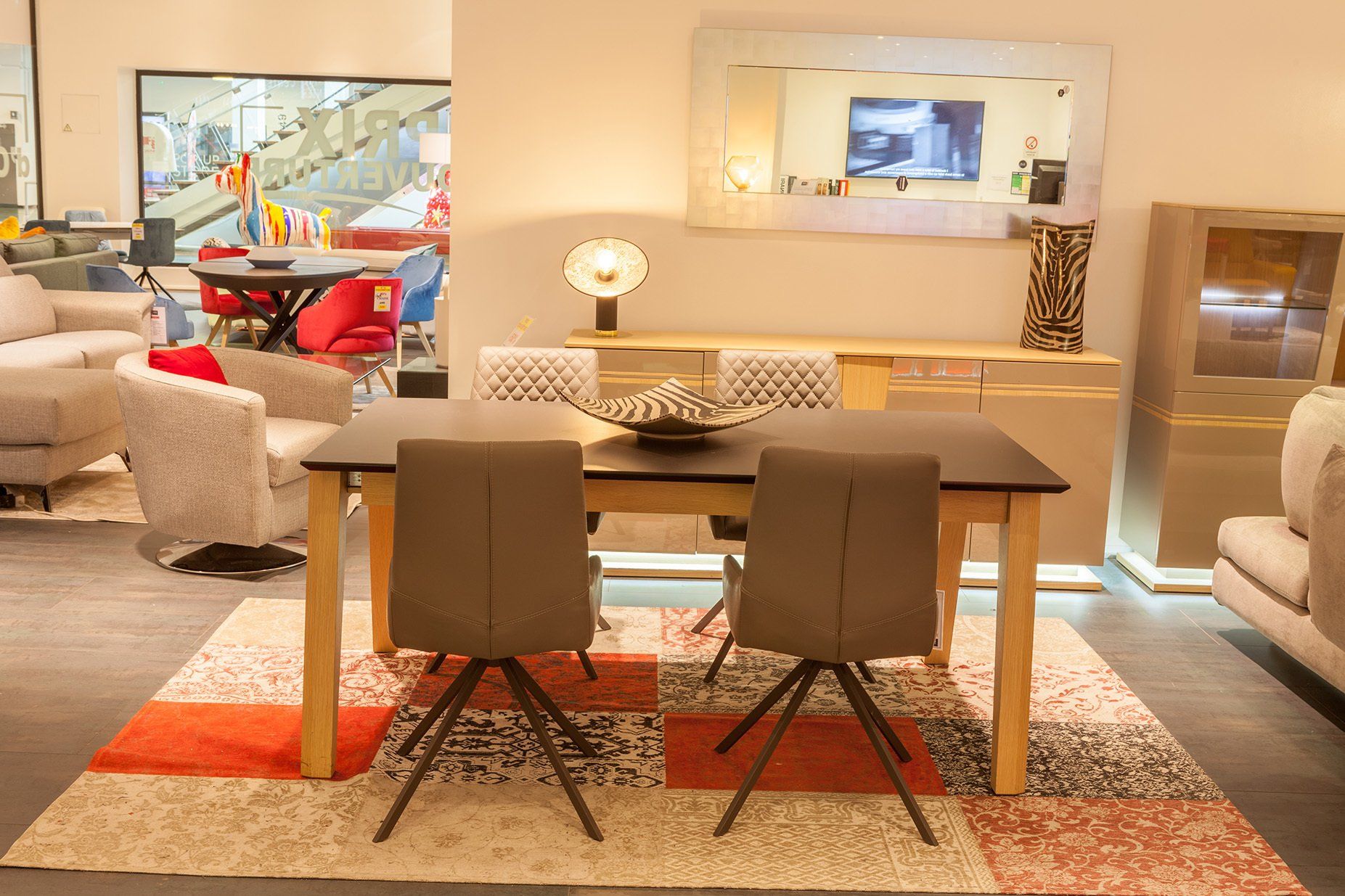 Vue du dossier de deux chaises marrons le long d'une table en bois