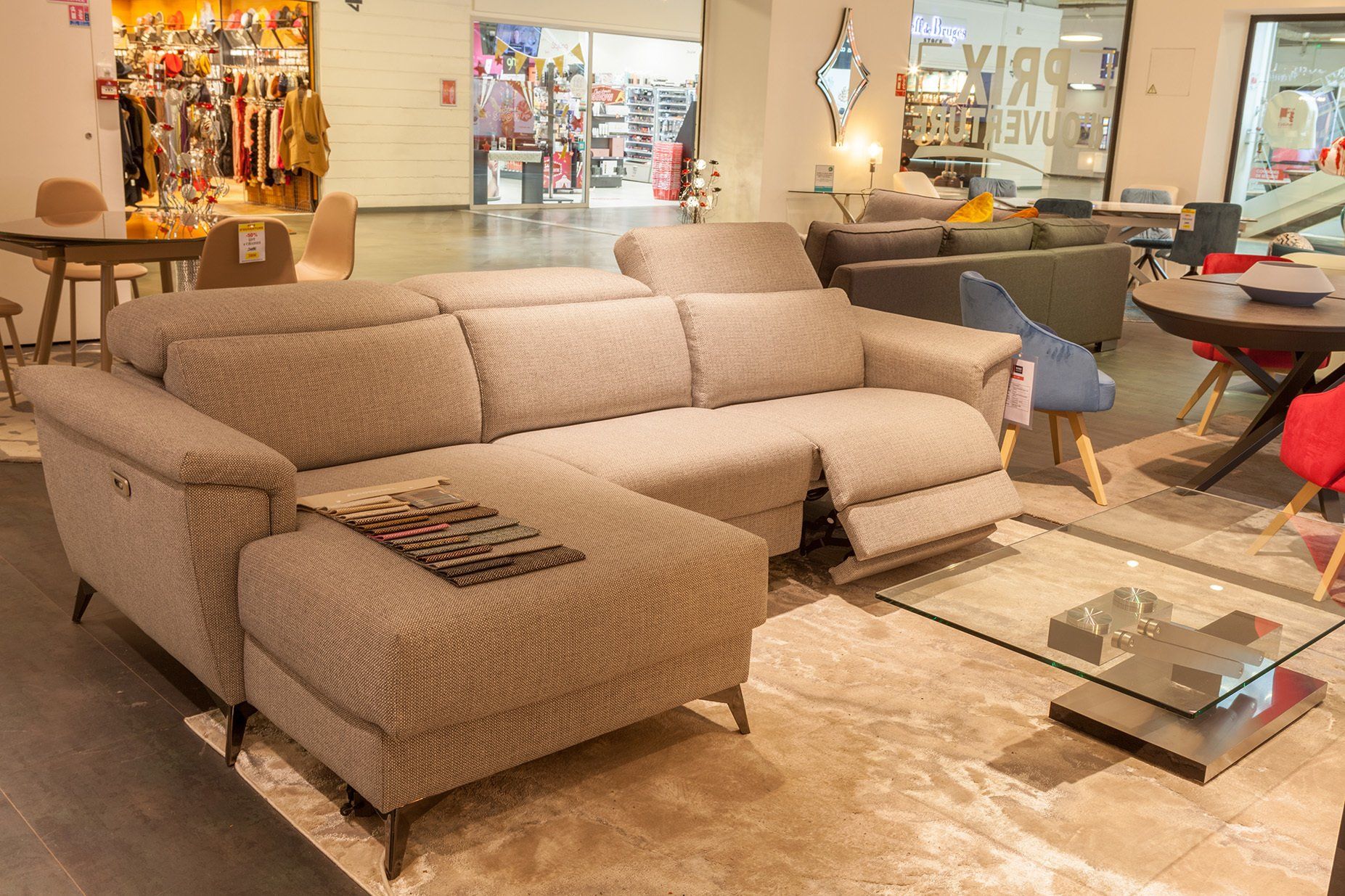 Canapé d'angle relax avec table basse en verre et tapis